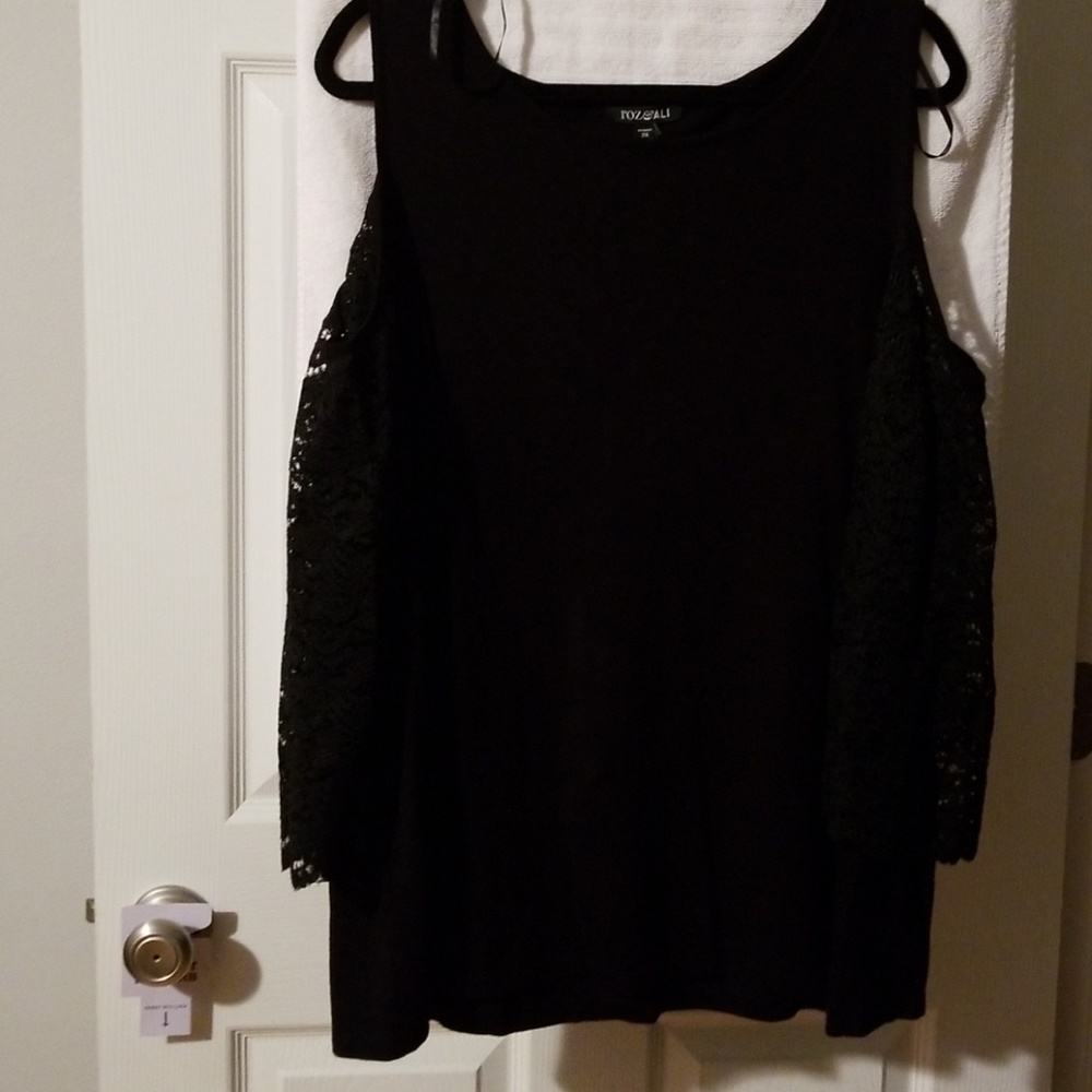 Roz & Ali cold shoulder sweater w/lace sleeves NWT